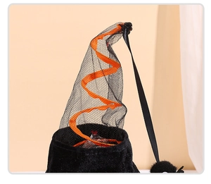 Detalle de sombrero de bruja negro con malla espiral naranja y bola de felpa decorativa
