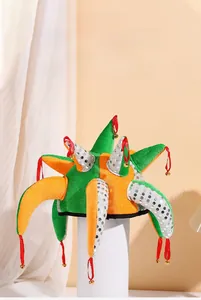 Detail eines bunten Clownshutes mit Pailletten, spitzen Hörnern und kleinen Goldglöckchen
