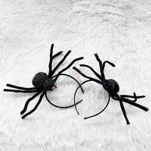 Detailweergave van twee zwarte spinnen-haarbanden voor Halloween met zilveren glitters en pluche