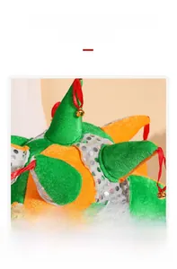 Detail von Samt-Clownhut mit Pailletten und Glocken für Kostümpartys und Karneval