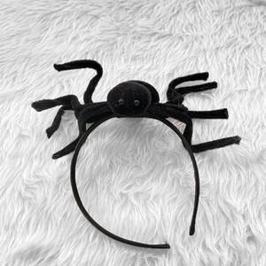 Zwarte Halloween spinnen hoofdband met pluchen poten op witte zachte ondergrond