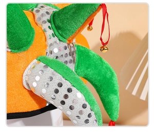 Detail eines bunten Clownhuts mit Pailletten und goldenen Glöckchen für Partys