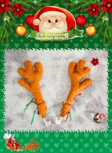 Dettaglio delle corna di renna in peluche per auto con nastri rossi e campanelli festivi
