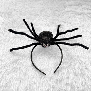Creatieve zwarte spinnenhaatband met pluizige textuur en glitterogen voor Halloween-feest