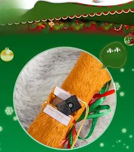 Dettaglio della consistenza del peluche con vano batteria e chiusura in velcro sicura