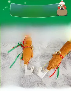 Dettaglio di corna di renna in peluche per auto con nastri festivi e campanellini