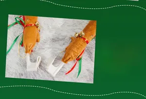 Dettaglio di corna di renna di Natale per auto con nastri rosso-verdi e campanelli d'oro