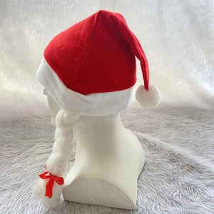 Bonnet de Père Noël classique en velours rouge avec bordure blanche et longues tresses