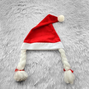 Bonnet de Père Noël en peluche avec tresses blanches et nœuds rouges sur fond gris