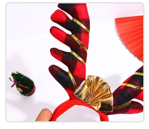 Détail du serre-tête bois de cerf de Noël avec tissu à carreaux rouges et ruban doré