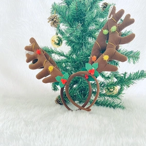 Serre-têtes bois de renne marrons avec pompons colorés pour décoration de fête de Noël