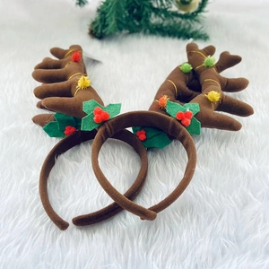 Serre-tête en peluche bois de renne marron avec ornements de Noël sur fond de fourrure