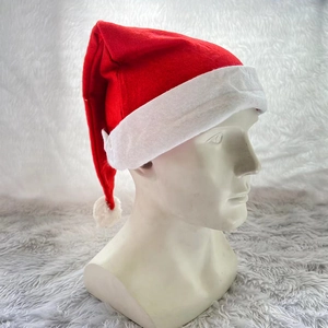 Bonnet de Père Noël classique rouge et blanc en tissu non tissé sur une tête d'affichage