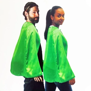 Cape en satin vert brillant pour adultes, idéale pour fêter la Saint-Patrick en style