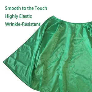 Cape de satin vert brillant pour la Saint-Patrick avec une texture lisse et soyeuse