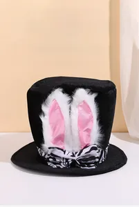Détail du haut-de-forme à oreilles de lapin avec nœud zébré pour Pâques et Halloween