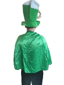 Détail de la cape en satin vert et du chapeau de chope de bière pour adultes