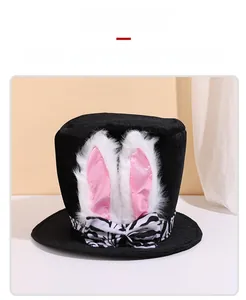 Détail du haut-de-forme noir avec oreilles de lapin et noeud zébré pour Pâques