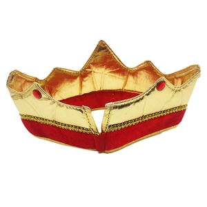 Detalle de corona dorada con terciopelo rojo y gemas para disfraces de fiesta