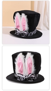 Détail du chapeau haut de forme oreilles de lapin en feutre noir et nœud papillon zébré
