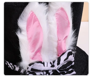 Détail d'un chapeau noir à paillettes avec oreilles de lapin et ruban zébré