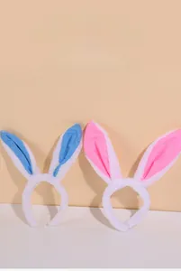 Détail de serre-têtes oreilles de lapin de Pâques en peluche rose et bleue douce
