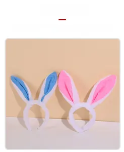Détail rapproché du serre-tête oreilles de lapin de Pâques en peluche bleu et rose