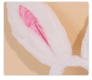 Détails d'un serre-tête oreilles de lapin en peluche blanche avec satin rose