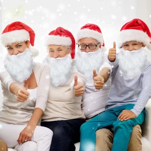 Set costume da Babbo Natale con cappelli rossi e barbe bianche di peluche per la famiglia
