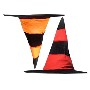 Detailansicht von zwei gestreiften Zauberhüten in Orange und Schwarz für Halloween