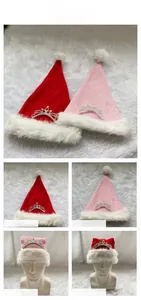 Details von Plüsch-Weihnachtsmützen mit Strass-Krone und weißem Kunstpelzbesatz