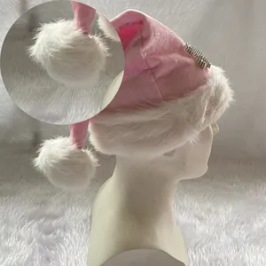 Detailansicht der rosa Weihnachtsmütze mit weißem Plüschbesatz und großem Bommel