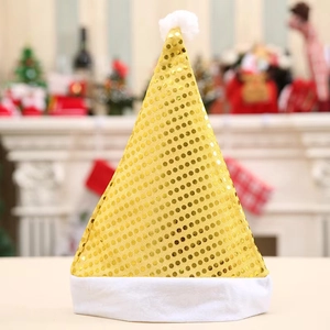 Cappello di Babbo Natale con paillettes dorate e bordo in peluche su sfondo festivo