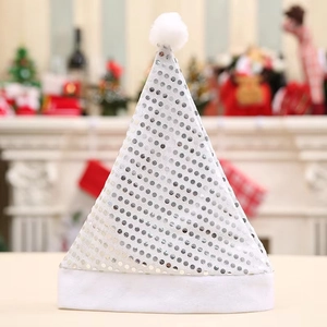 Dettaglio di un cappello di Babbo Natale con paillettes argento e bordo in finta pelliccia