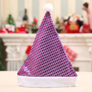 Dettaglio di cappello natalizio con paillettes viola e bordo in pelliccia bianca sintetica