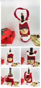 Weihnachtliche Weinflaschenhülle mit 3D-Rentierpuppe und dekorativer karierter Schleife im Detail