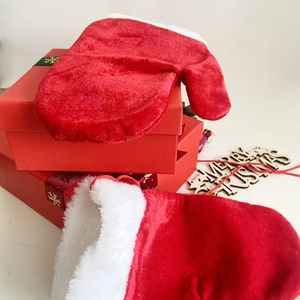 Bottes de Noël classiques en velours rouge avec bordure en peluche sur boîte cadeau