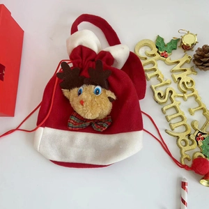 Detail der Weihnachts-Weintasche mit 3D-Rentier-Design und festlicher Dekoration