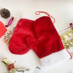Mouffles de Noël rouges en velours avec bordure en fausse fourrure blanche et cordon festif