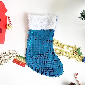 Chaussette de Noël à paillettes bleues avec bordure en fausse fourrure blanche