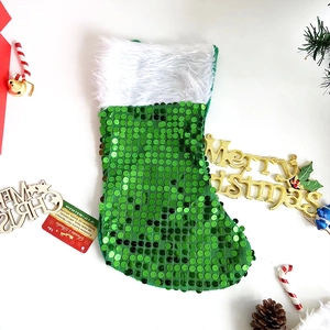 Chaussette de Noël verte à paillettes avec fourrure blanche et décorations de fête