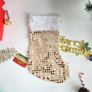 Chaussette de Noël pailletée dorée avec revers en peluche blanche pour décor de fête
