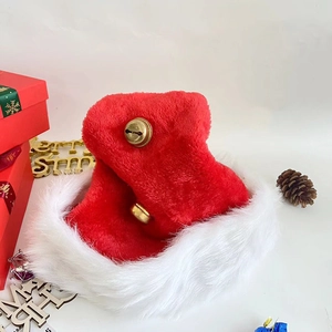 Bonnet de Noël en peluche avec bordure en fourrure blanche et deux cloches dorées