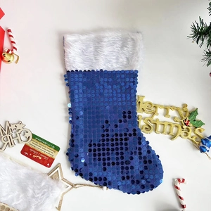 Chaussette de Noël en paillettes bleues avec bordure en fourrure et décor festif