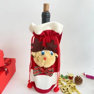Detailsicht der rot-weißen Weinflaschenhülle mit Plüschrentier und Karo-Schleife für Weihnachten