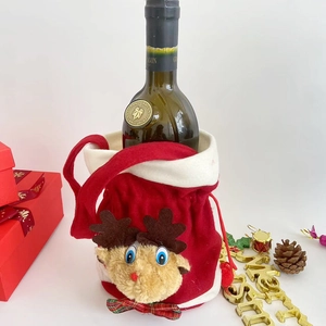 Weihnachts-Weinflaschenbeutel aus rotem Plüsch mit Rentierkopf und festlichem Dekor