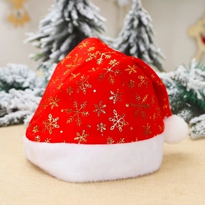 Détail d'un bonnet de Noël en velours rouge avec flocons dorés et bordure en peluche blanche