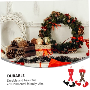 Détail de jambes de lutin de Noël décoratives avec motifs à rayures et chaussures pointues
