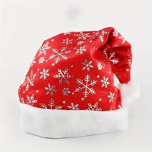 Détail du bonnet de Noël rouge avec des flocons argentés et une bordure en peluche blanche