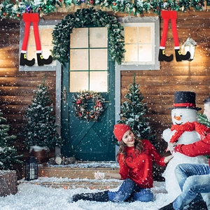 Jambes d'elfe de Noël suspendues en tissu rouge et bottes noires pour décor de fête